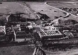 Die Wiedererrichtung der Mühle (auf der Wiese sind noch Bombenkrater zu sehen)