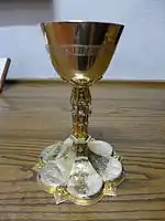 Diefflen, Neospätgotischer Kelch mit sechspassigem Pes, vergoldetes und versilbertes Messing, Handgravuren, Heiligenstatuetten am Stilus, Cuppa überfangen mit Gravur und Ornamenten