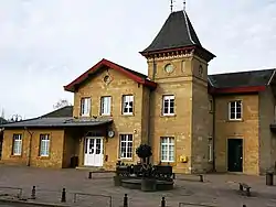 Empfangsgebäude mit Skulptur von Bonifatius Stirnberg, 2020