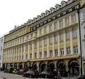 Dallmayr-Haus, Dienerstraße 14–15, frühklassizistischen Vorgängerbau 1912 von Eugen Hönig und Karl Söldner mit Bauplastik von Julius Seidler; 1945–1948 wiederhergestellt.