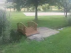 Eine kleine Brücke über den Zulauf zum Dienstadter See