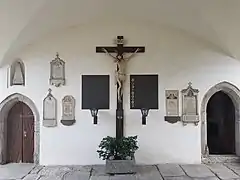 Durchgang mit Eingängen zur Friedhofskapelle