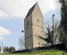 Turm der ehemaligen Kirche aus dem 12. Jahrhundert