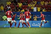 Szene aus dem Vorrundenspiel gegen Südafrika 2016: Der eingewechselte Robert Skov (2.&nbsp;v.&nbsp;r.) bejubelt seinen Siegtreffer in der 69. Minute. Mit ihm jubeln Gomes (4), Børsting (12), Bruun Larsen (10), Maxsø (6) und Jønsson