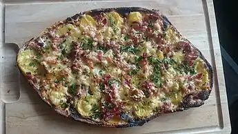 Klassische Variante einer oberschwäbischen Dinnete mit Kartoffel, Speck und Käse.