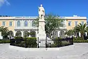 Statue Dichters Dionysios Solomos – im Hintergrund Museum für nachbyzantinische Kunst