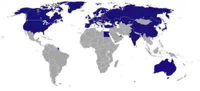 Grafische Weltkarte mit blau markierten Staaten, in denen Botschaften und Konsulate aus Estland vertreten sind. Hauptsächlich sind Nordamerika, Europa, Asien und Australien markiert. Estland ist rot markiert.