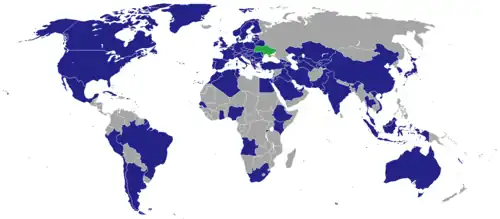 Weltkarte mit blau markierten Staaten, die Botschaft oder Konsulat haben