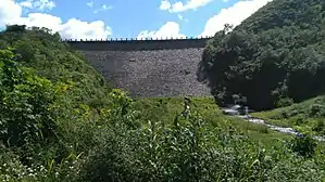 Staumauer des Stausees Campo Alegre