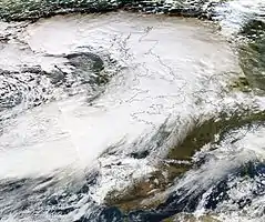 Dirk, 23.12.&nbsp;18:00&nbsp;UTC über Irland, mit ausgeprägtem Frontsystem, der Sturmzone an der Vorderseite im Süden und dem intensiven Warmluftband im Südosten
