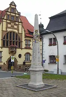 Postmeilensäule Auma auf dem Markt