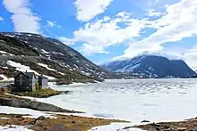 Das Djupvatnet mit der Djupvasshytta im Juni 2016