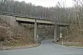 Eisenbahnbrücke vor dem Eingang (links) zu den Spargründen