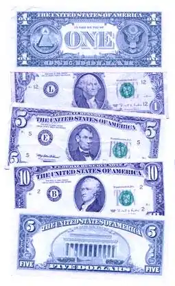 Mehrere blau eingefärbte Dollarscheine (Symbolbild)