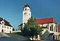 Pfarrhaus (links) und Kirche