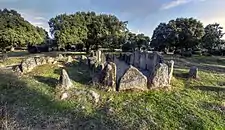 Dolmen mit Resten der äußeren Steinkreise