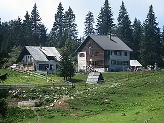 Gebäude der Menina-Almhütte