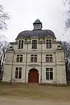 Der mittlere Pavillon der Stallungen, der als Reithalle diente, und dessen Flügel um 1900 abgerissen wurde.