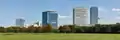 Der Saturn Tower in der Donau City (Mitte links)