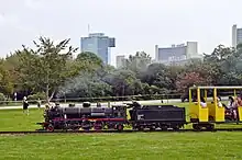 Dampflok der Wiener Liliputbahn mit Schaku zwischen Tender und Personenwagen
