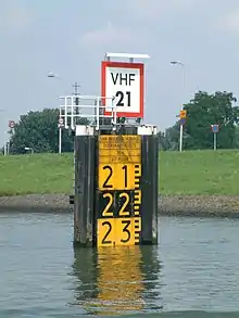 Brückenpegel im Vorfeld einer Brücke – lichte Durchfahrtshöhe 23&nbsp;m