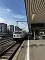 Doppelstock-IC der IC-Linie 34 mit Bombardier Traxx 3-Lok auf dem Weg nach Frankfurt (Main) Hbf hält an Gleis&nbsp;5