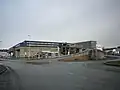 Volle Vorderansicht des Komplexes.