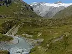 Dorferbach mit Johannishütte. Am Horizont von links nach rechts: Großvenediger, Hohes Aderl, Rainerhorn