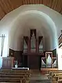 Blick in den Chor mit der Orgel