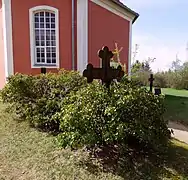 Grabkreuze vor der Kirche