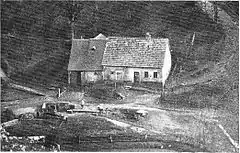 Der Dorfplatz im Kleinziegenfelder Ortsteil Grund um 1905. Am unteren Bildrand ist der umzäunte Weiher zu sehen, vor dem Haus die gefasste Weismainquelle