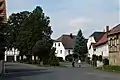 Große Linde, umgeben von zwölf Gehöften des 17. bis 19. Jh.