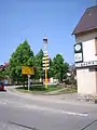 Dorfplatz mit Maibaum