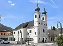 Die Wallfahrtskirche in der Dornau (Thenneberg); davor das Schederdenkmal, welches an die Revolution von 1848 erinnert