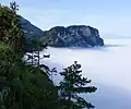 Blick vom Karren über das bewölkte Alpenrheintal zum Breitenberg