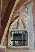 Ostwand des Chors mit Wandmalerei und Tabernakelnische