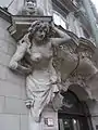 Weibliche Atlasfigur am Portal unten links.