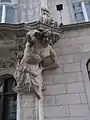 Männliche Atlasfigur am Portal unten rechts.