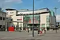 Das neu errichtete Sporthaus am ehemaligen Standort der Stadt- und Landesbibliothek. Rechts mündet die Brauhausstraße in den Hansaplatz.