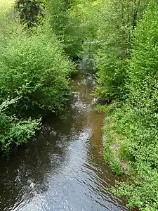 Die Doue flussabwärts von Ligneras