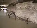 Grundmauern der mittelalterlichen Louvre-Burg, im Hintergrund Geschäfte und Restaurants der Einkaufspassage.
