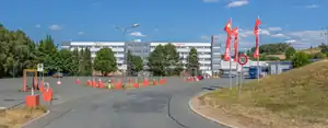 Das Foto zeigt das Gebäude der Viessmann-Group vom Rande der Dr.-Vießmann-Straße