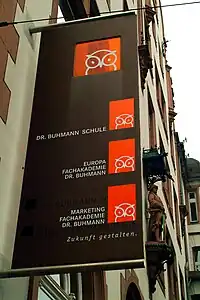 Infotafel mit den drei Abteilungen der Schule