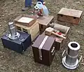 Drei Standböller mit Zubehör. Die Füllmenge des großen beträgt 400&nbsp;Gramm Schwarzpulver.