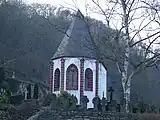 Gotische Dreikönigskapelle auf dem Koberner Friedhof mit Basaltkreuzen