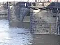 Wasserstand der Elbe am Pegel Dresden bei 6,60&nbsp;m am 16. Januar 2011 um 13:03 Uhr; durch die helle Auswaschung am Brückenbogen ist der maximale Wasserstand von 2002 gut erkennbar.