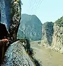 Heute überfluteter Teil der Strecke zwischen Šip und Most na Drini. Im Hinter­grund die Drina-Brücke.