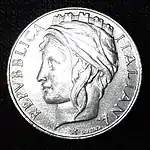 Italia turrita auf der Vorderseite der italienischen 50-Lire-Münze, die zwischen 1996 und 1999 ausgegeben wurde