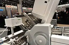 Dieselbe Taschenfalzmaschine mit geöffnetem Falzwerk