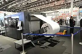 Durch einen Rollenquerschneider kann das Papier einer Rolle im Bogenoffset bedruckt werden.